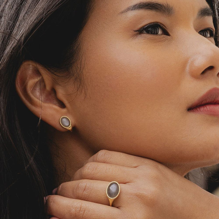 Klassische ovale Ohrstecker mit schwarzem Mondstein in Tropfenform, Gelbgold 9 Karat