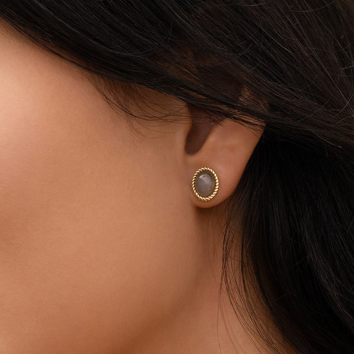 Klassische ovale Ohrstecker mit schwarzem Mondstein in 9 Karat Gelbgold