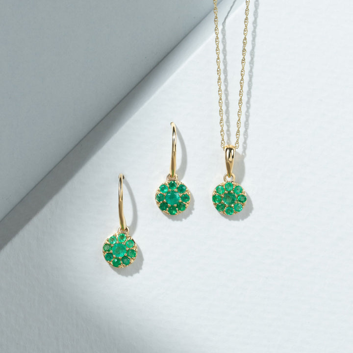 Cluster Round Smaragd Classic Anhänger und Kette in 9 Karat Gelbgold