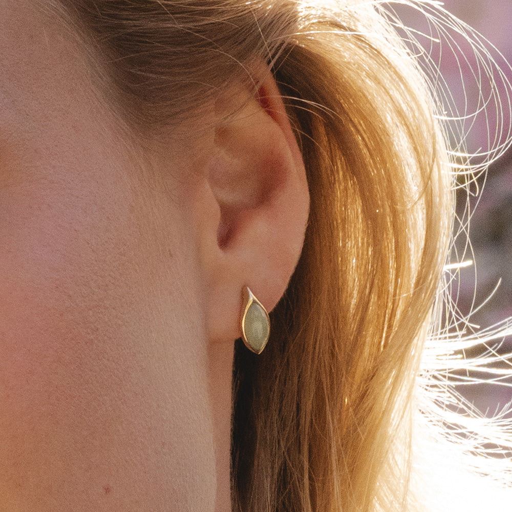 Klassische Marquise-Ohrstecker aus grünem Jadeit in 9 Karat Gelbgold