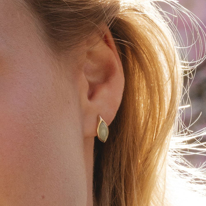 Klassische Marquise-Ohrstecker aus grünem Jadeit in 9 Karat Gelbgold