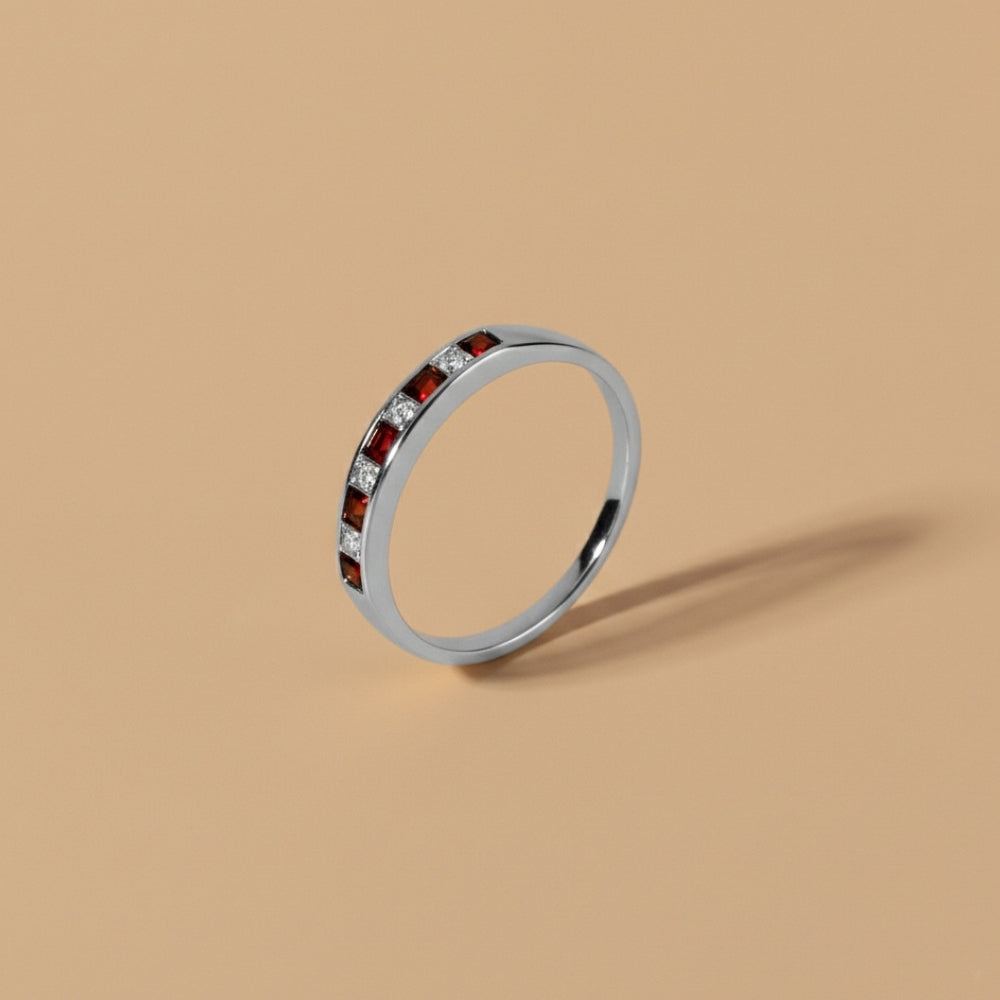 Klassischer halber Ewigkeitsring mit quadratischen Rubinen und Diamanten, 9 Karat Weißgold