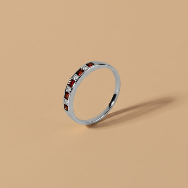 Klassischer halber Ewigkeitsring mit quadratischen Rubinen und Diamanten, 9 Karat Weißgold