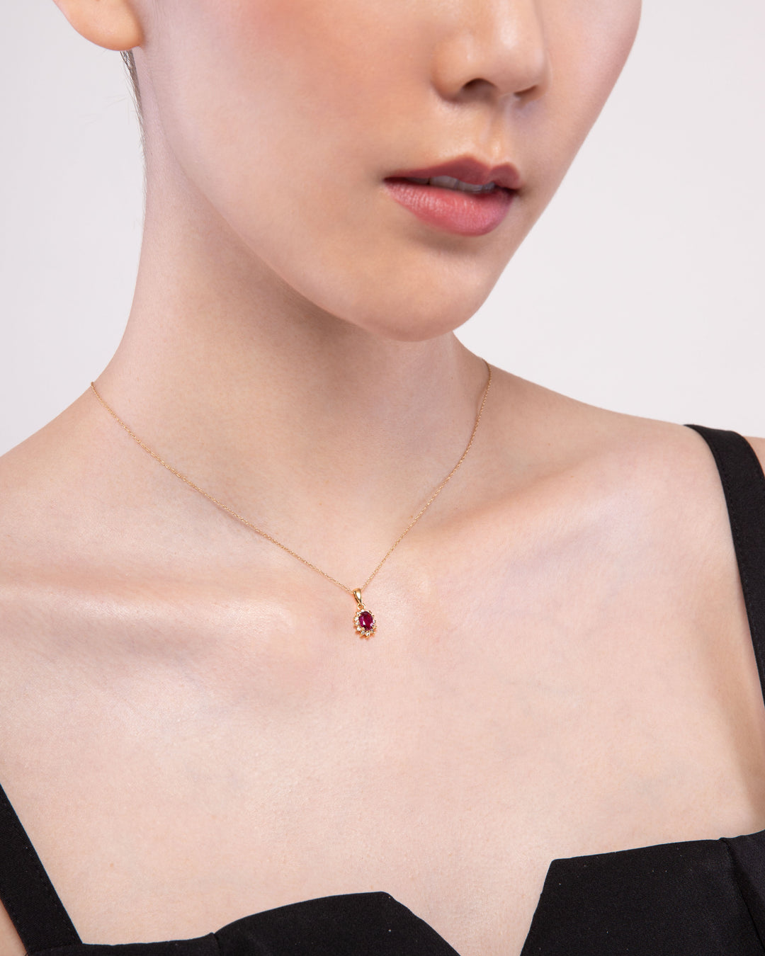 Klassischer ovaler Rubin- und Diamant-Cluster-Anhänger in 9 Karat Gelbgold