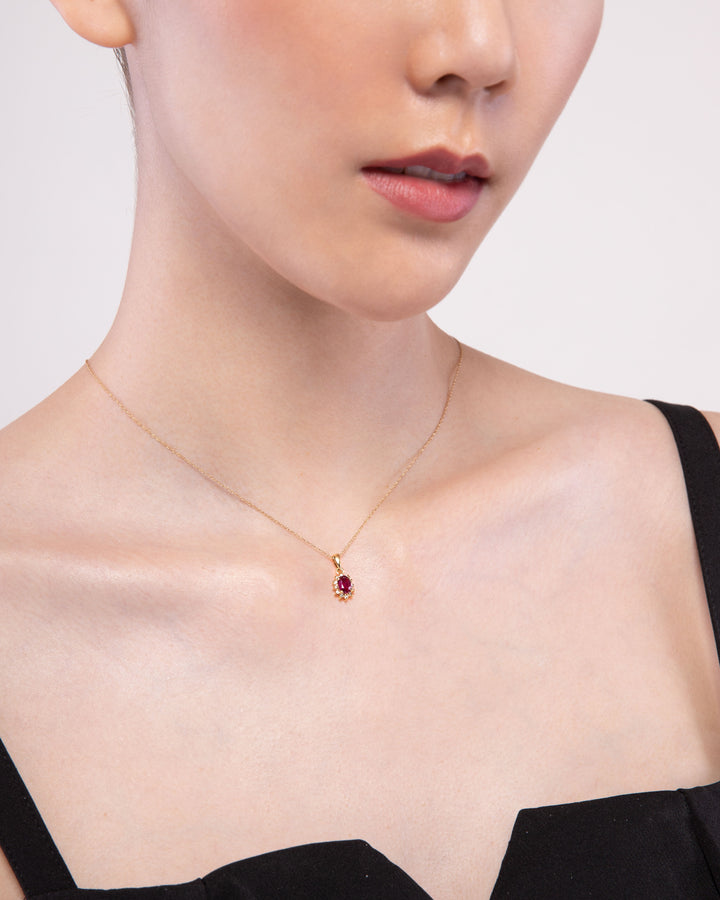 Klassischer ovaler Rubin- und Diamant-Cluster-Anhänger in 9 Karat Gelbgold