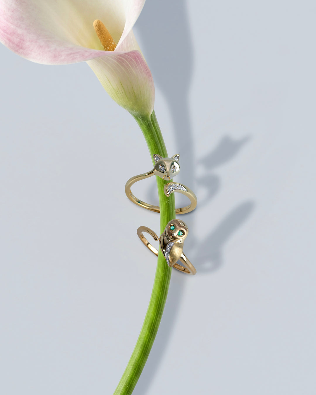 Gardenia-Eulenring mit Smaragd und weißem Saphir aus 9-karätigem Gelbgold