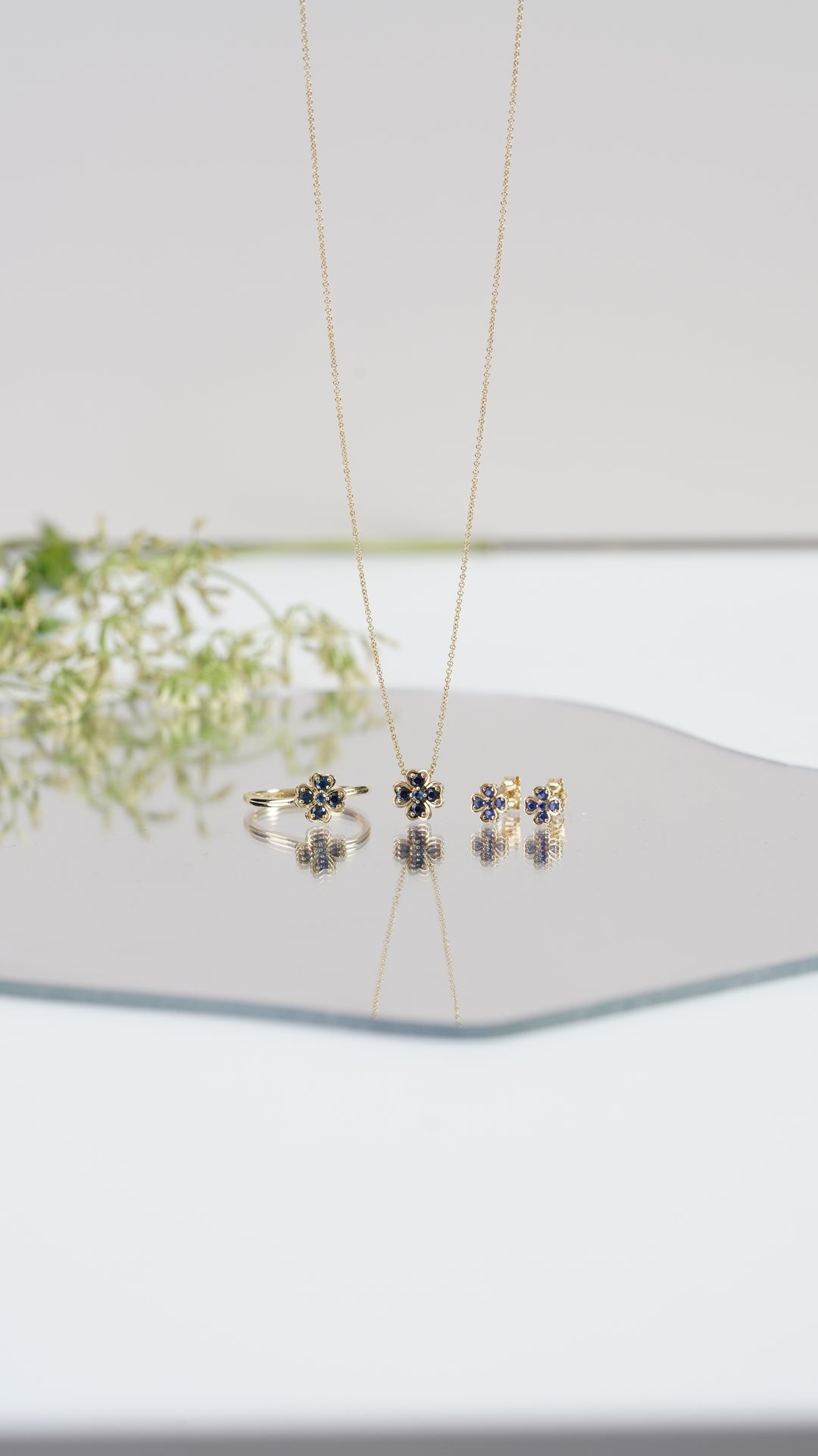 Halskette mit rundem Gardenia-Saphirklee-Anhänger aus 9-karätigem Gelbgold