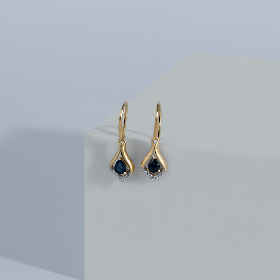 Klassische Birnen-Saphir- &amp; Diamantblatt-Halo-Ohrringe in 9 Karat Gelbgold