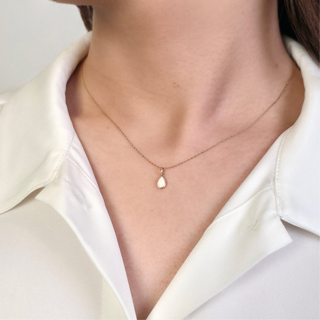 Klassischer Birnen-Opal-Anhänger in 9 Karat Gelbgold