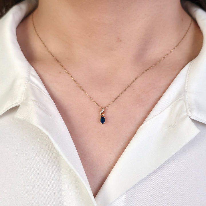 Klassischer ovaler Smaragd- und Diamant-Twist-Anhänger in 9 Karat Gelbgold