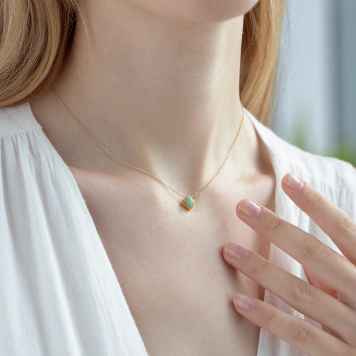 Classic Cushion Green Jade Bezel Set Anhänger in 9 Karat Gelbgold