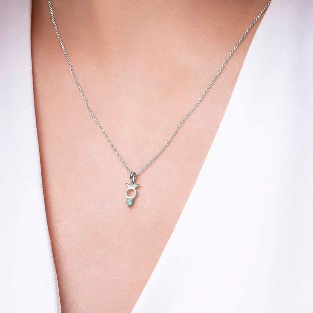Smaragd-Stier-Sternzeichen-Charm-Halskette aus 9 Karat Weißgold
