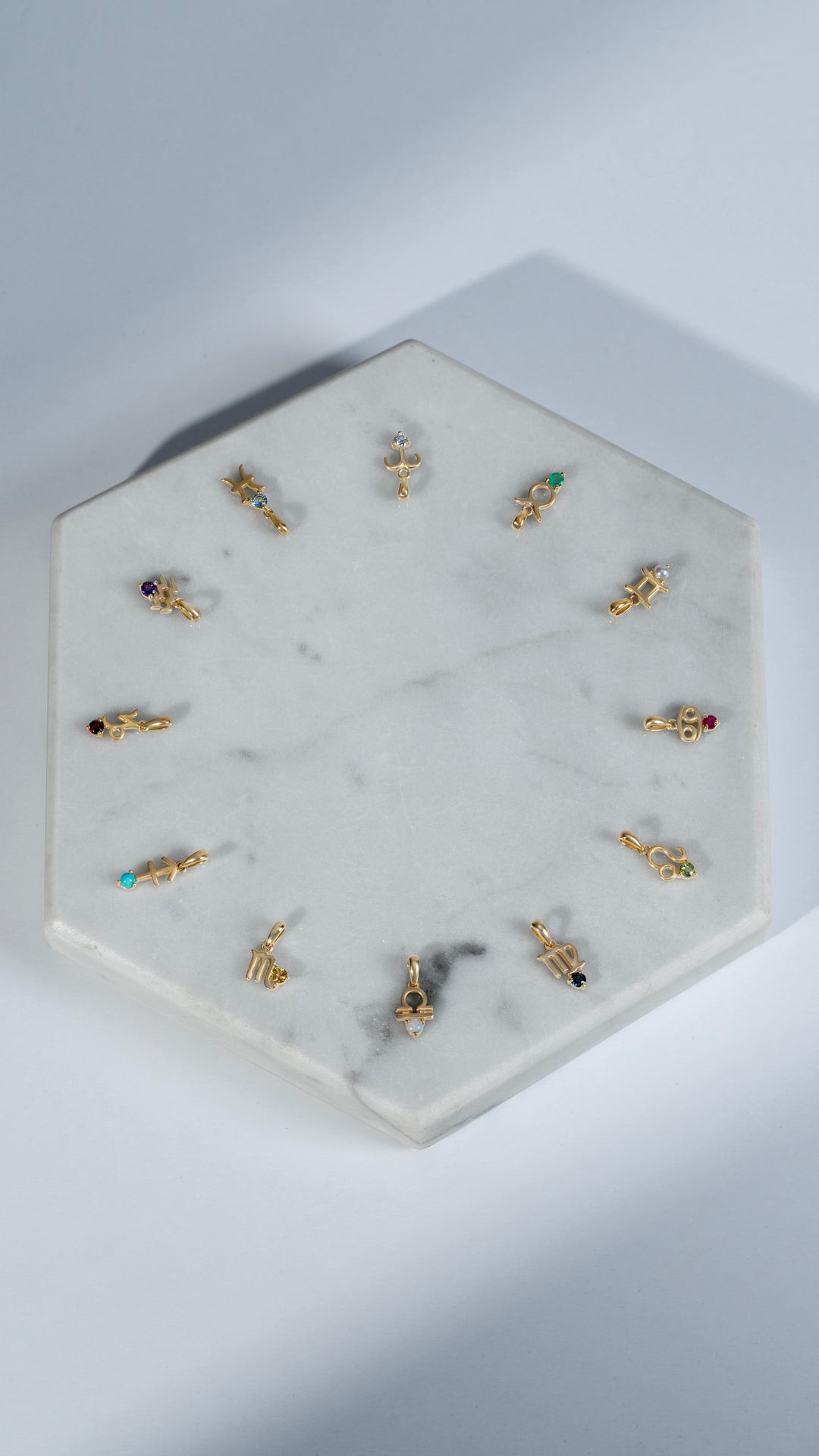 Smaragd-Stier-Sternzeichen-Charm-Halskette in 9 Karat Gelbgold
