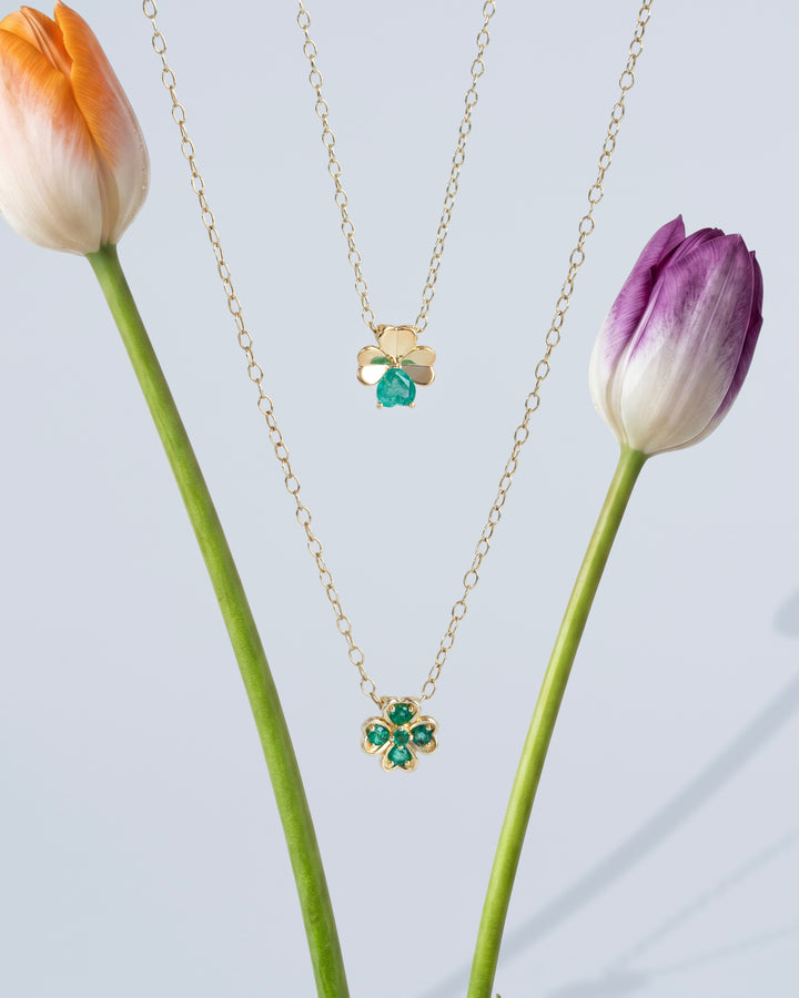 Halskette mit Gardenia-Smaragdklee-Anhänger aus 9-karätigem Gelbgold