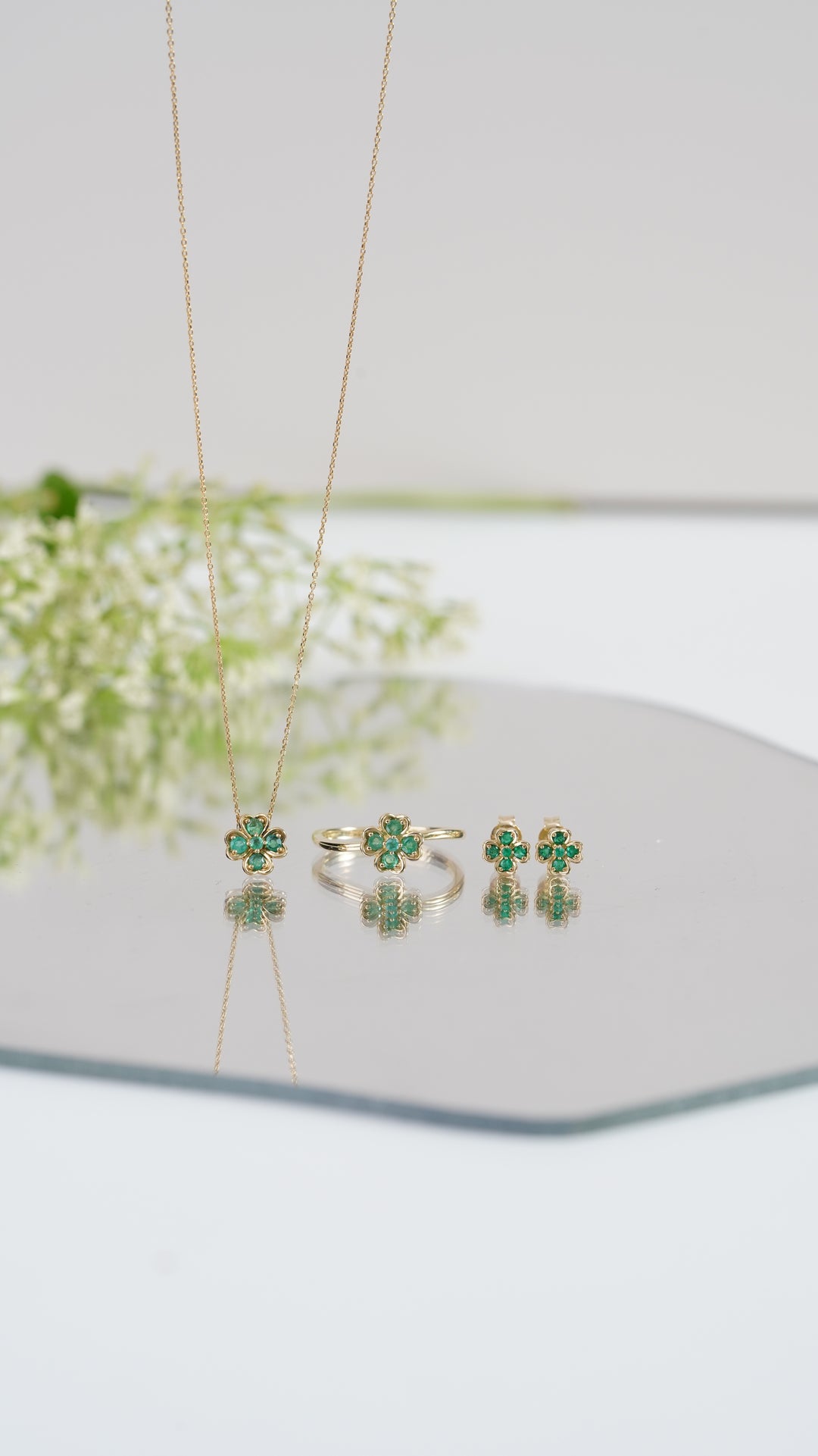 Halskette mit rundem Gardenia-Smaragdklee-Anhänger aus 9-karätigem Gelbgold