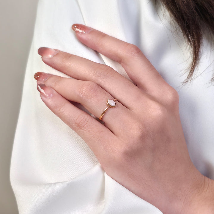 Klassischer ovaler Opalring aus 9 Karat Gelbgold