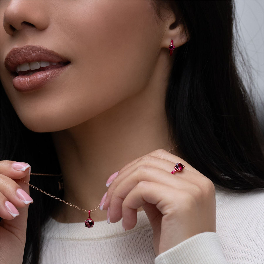 Siberian Waltz – Creolen aus rosa Emaille und rundem Rhodolith in Roségold-Vermeil