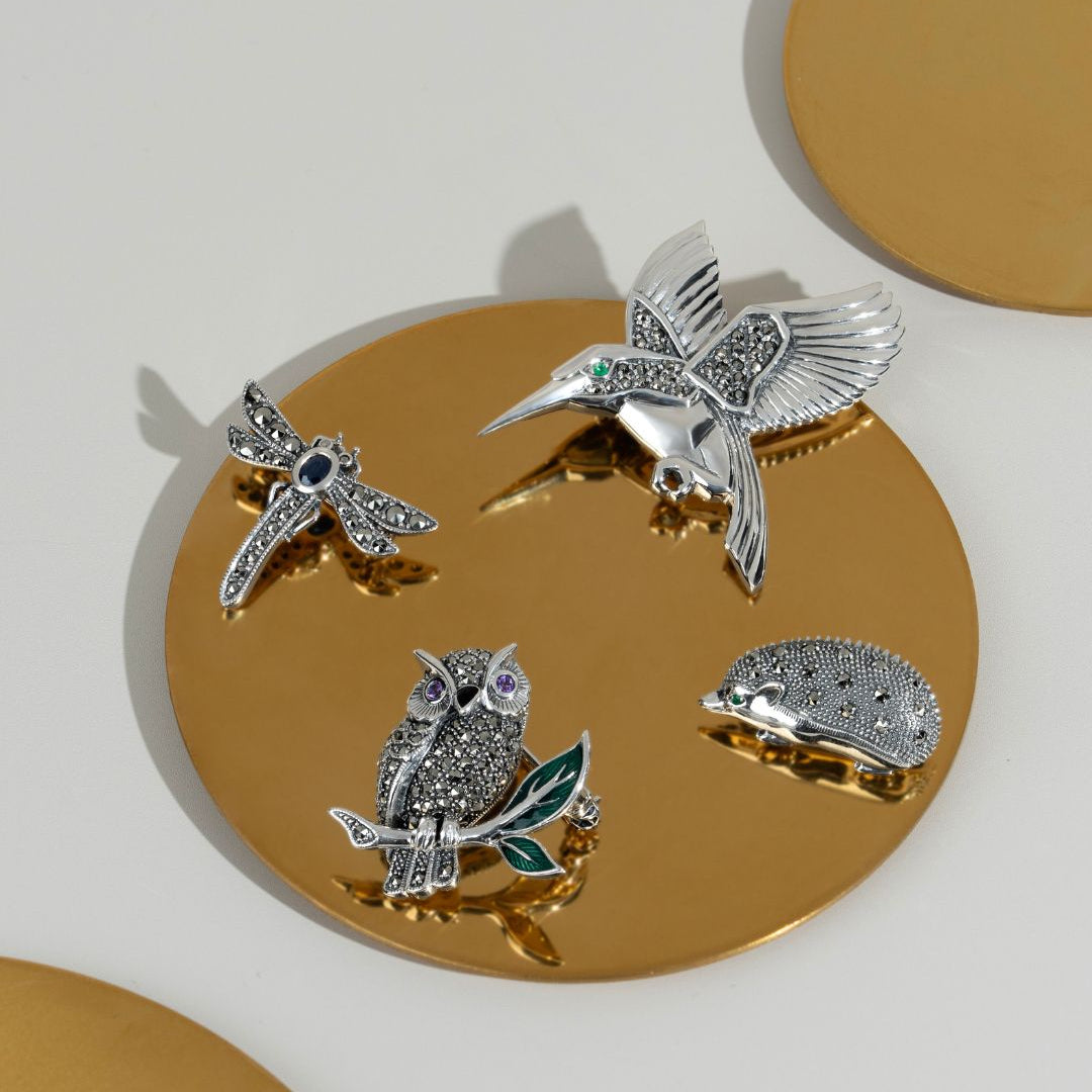 Klassische runde Igel-Brosche mit Markasit und Smaragd aus 925er Sterlingsilber