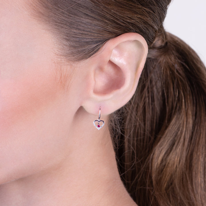 Klassische runde Rubin- und Diamant-Ohrringe in Herzform aus 9 Karat Weißgold