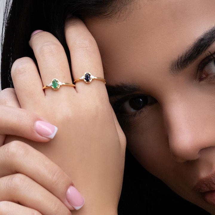 Klassischer ovaler Smaragd- und Diamantring aus 9 Karat Gelbgold