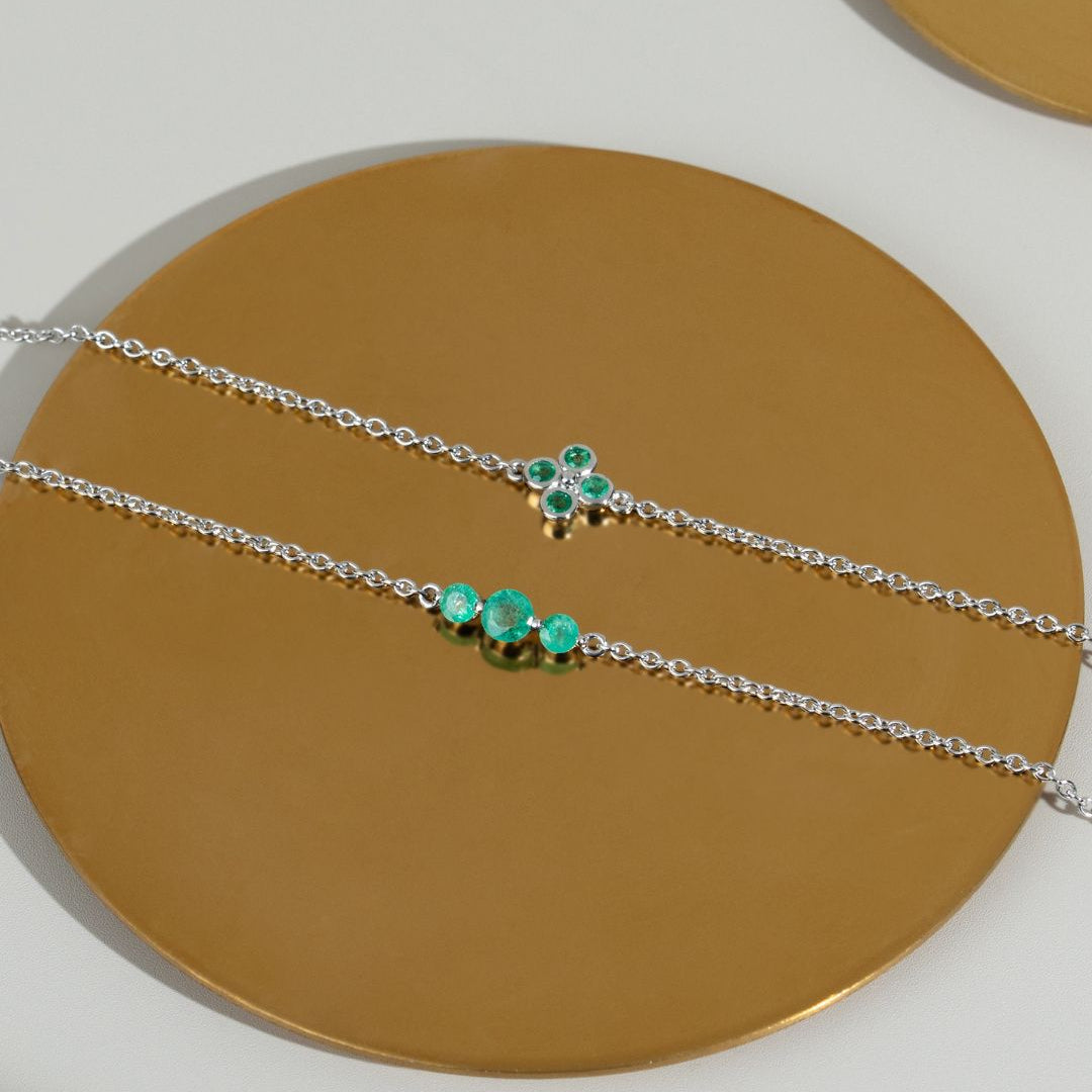 Kleeblatt-Armband mit rundem Smaragd-Lünettenbesatz aus Sterlingsilber mit Blumenmuster