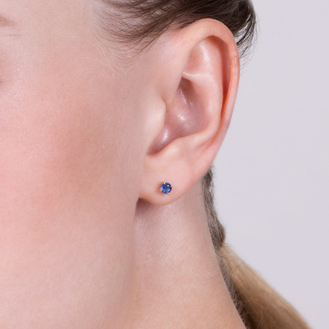 Klassische runde Ohrstecker mit blauem Saphir in 9 Karat Gelbgold, 3,5 mm