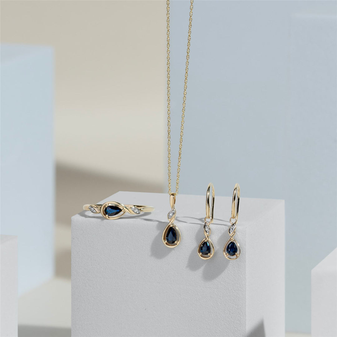 Klassischer birnenförmiger Saphir- und Diamantring aus 9 Karat Gelbgold
