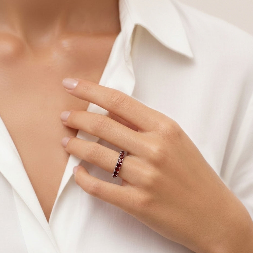 Klassischer runder halber Ewigkeitsring mit Granat aus 925er Sterlingsilber