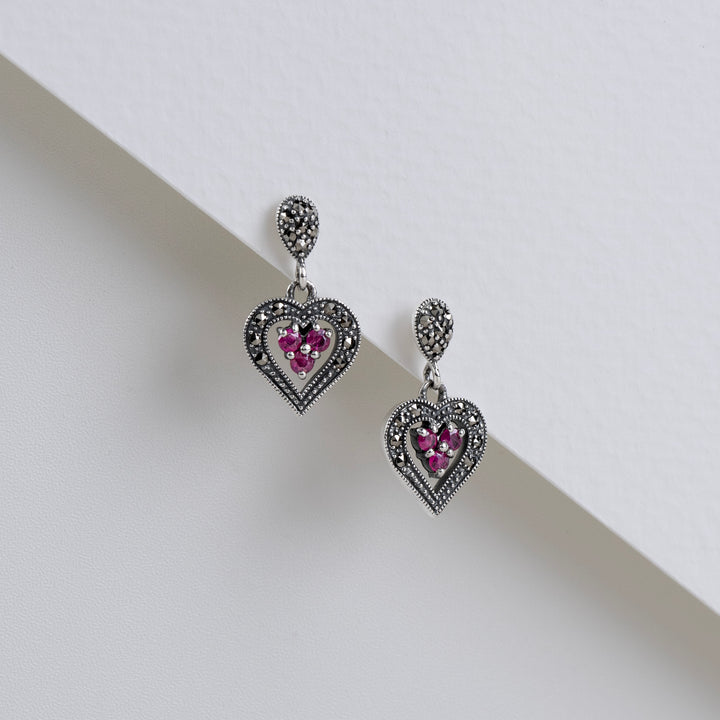 Art Deco Style Round Rubin &amp; Markasit Heart Drop Ohrringe in 925 Sterling Silber