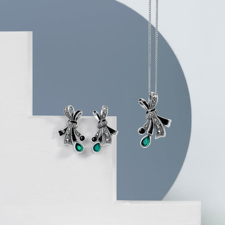 Ohrstecker mit Schleife aus Markasit, Chalcedon und schwarzem Emaille im Jugendstil, Sterlingsilber