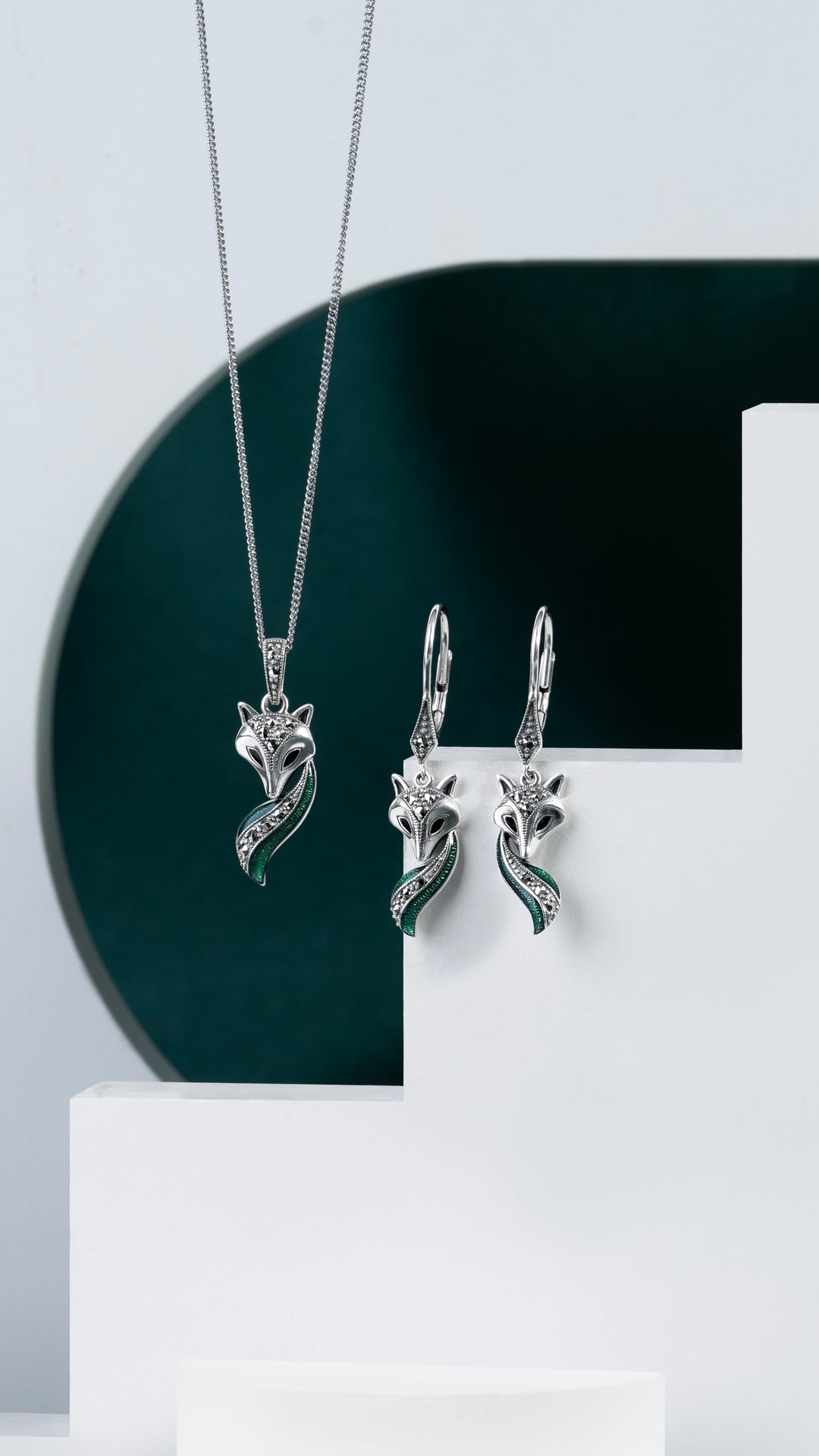 Jugendstil-Ohrhänger mit Markasit, grünem und schwarzem Emaille-Fuchs aus Sterlingsilber