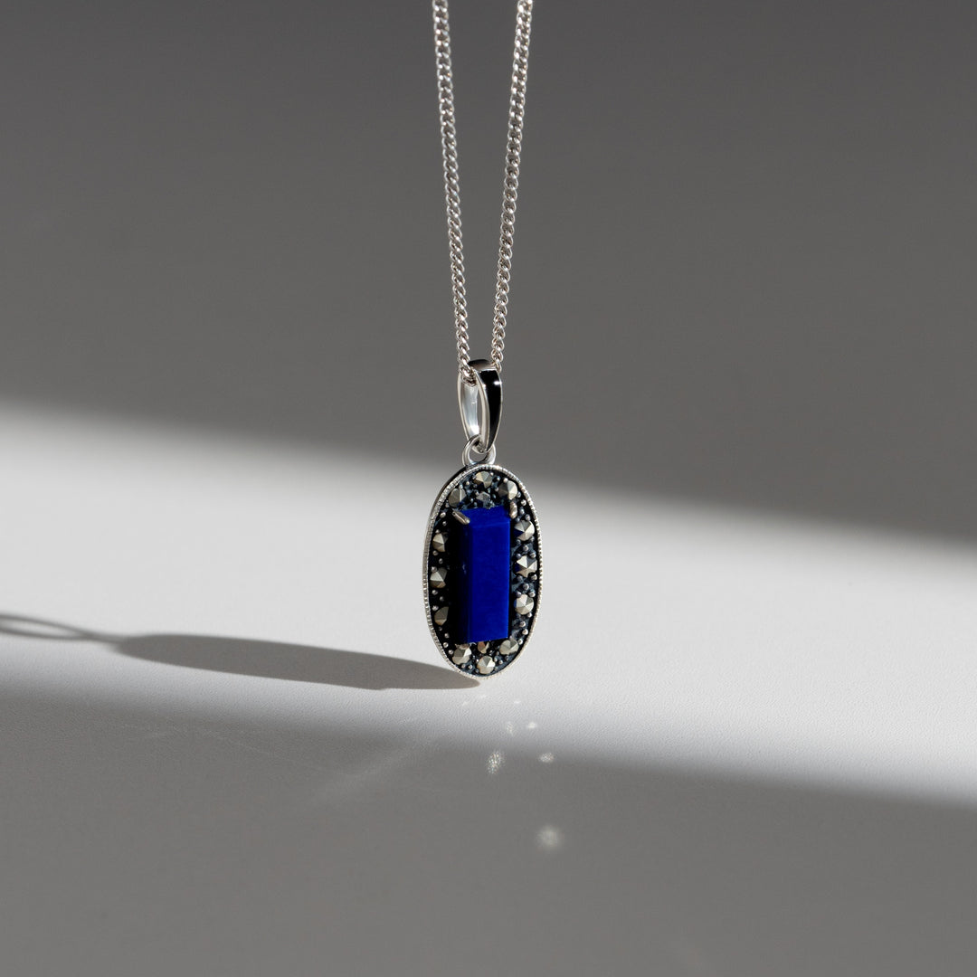 Halskette mit ovalem Anhänger im Art-Deco-Stil aus Lapislazuli, Markasit und schwarzem Emaille aus Sterlingsilber