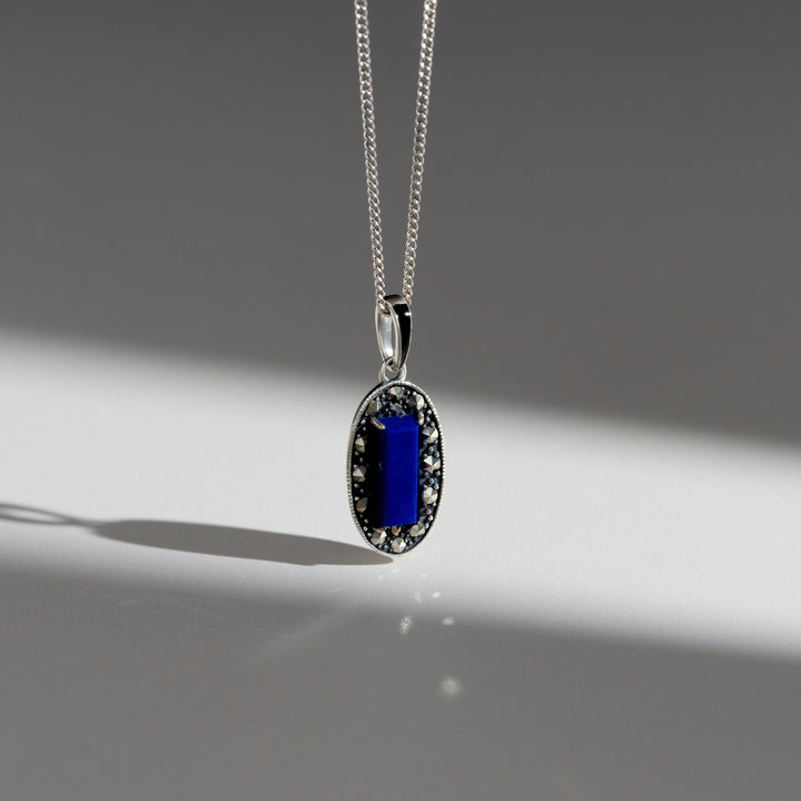 Halskette mit ovalem Anhänger im Art-Deco-Stil aus Lapislazuli, Markasit und schwarzem Emaille aus Sterlingsilber