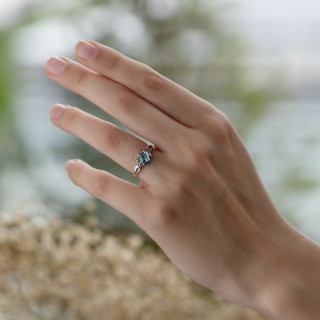 Quadratischer Ring im Art-Deco-Stil mit blauem Topas und Markasit aus 925er Sterlingsilber