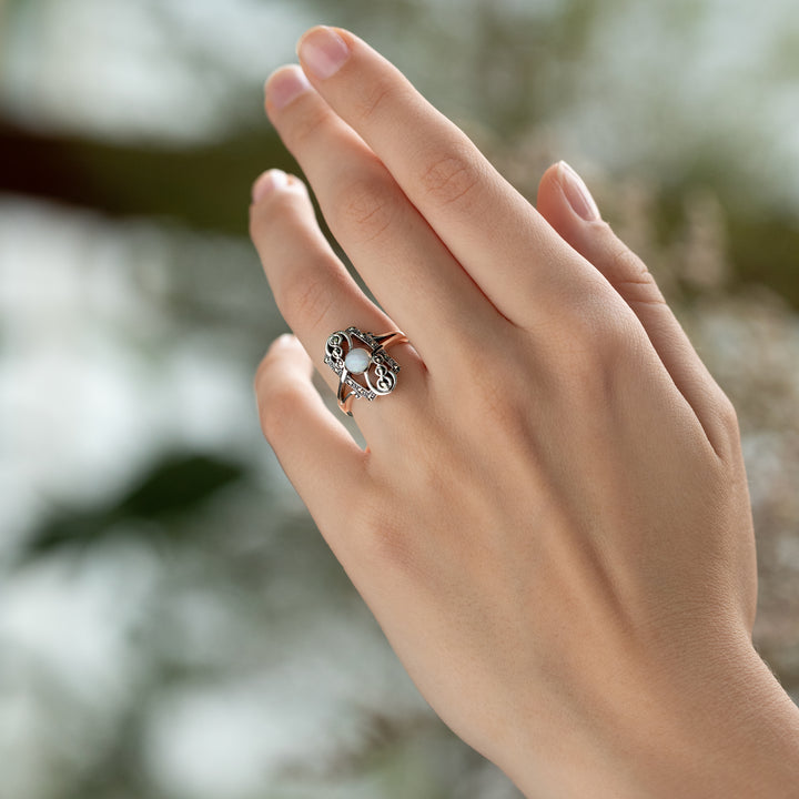 Jugendstil-Silberring mit rundem Opal und Markasit-Spiralrahmen