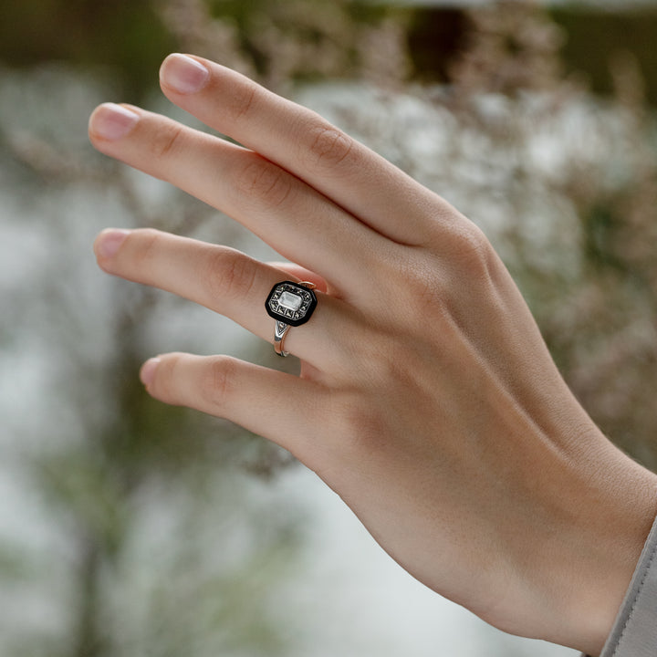 Quadratischer Ring im Art-Deco-Stil mit weißem Topas, Emaille und Markasit