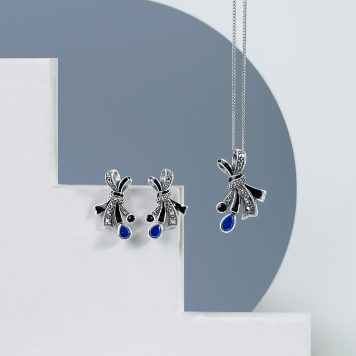 Halskette mit Schleifenanhänger im Jugendstil aus Sterlingsilber mit Markasit, Lapislazuli und schwarzem Emaille
