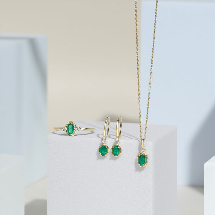 Klassische ovale Smaragd- und runde Diamant-Tropfenohrringe aus 9 Karat Gelbgold