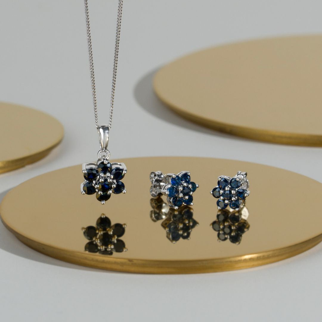 Floraler runder Saphir-Blumen-Cluster-Ohrstecker und Anhänger, Set aus 925er Sterlingsilber