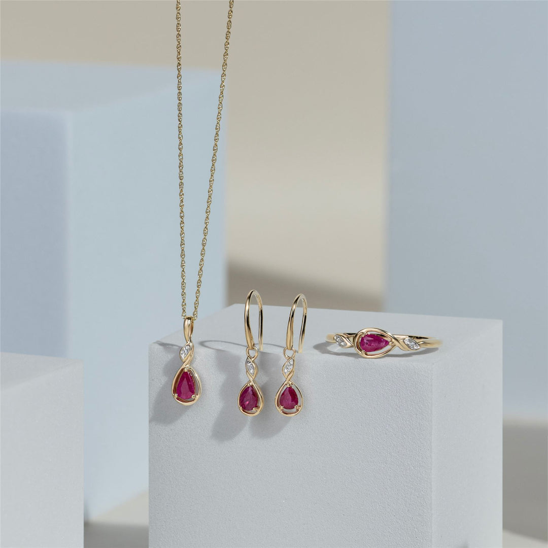 Klassischer Birnenring mit Rubin und Diamant in 9 Karat Gelbgold