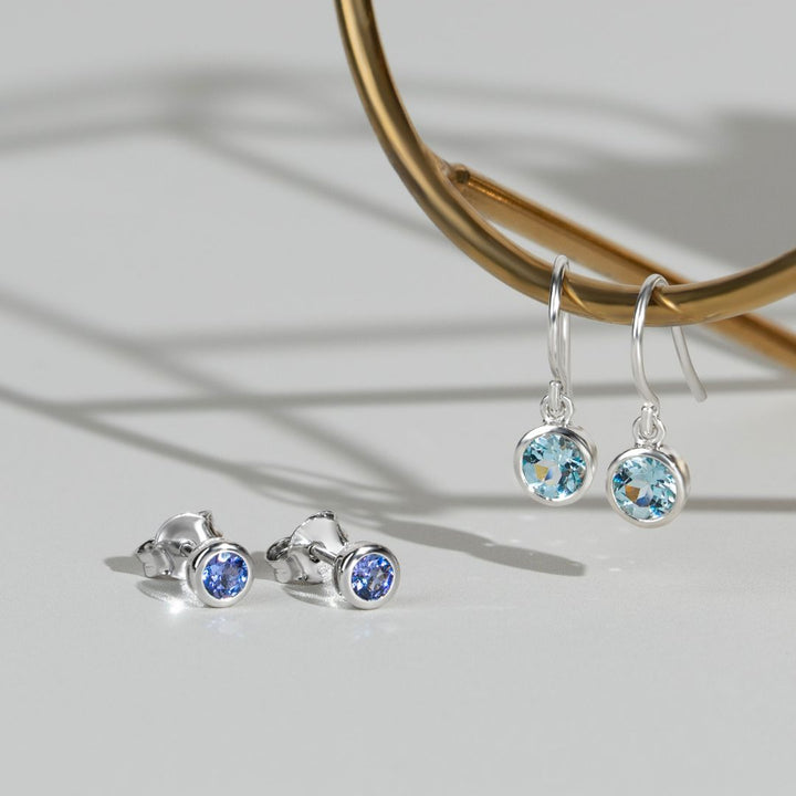 Essential Round Blue Topaz Bezel Set Drop Ohrringe in 925 Sterling Silber
