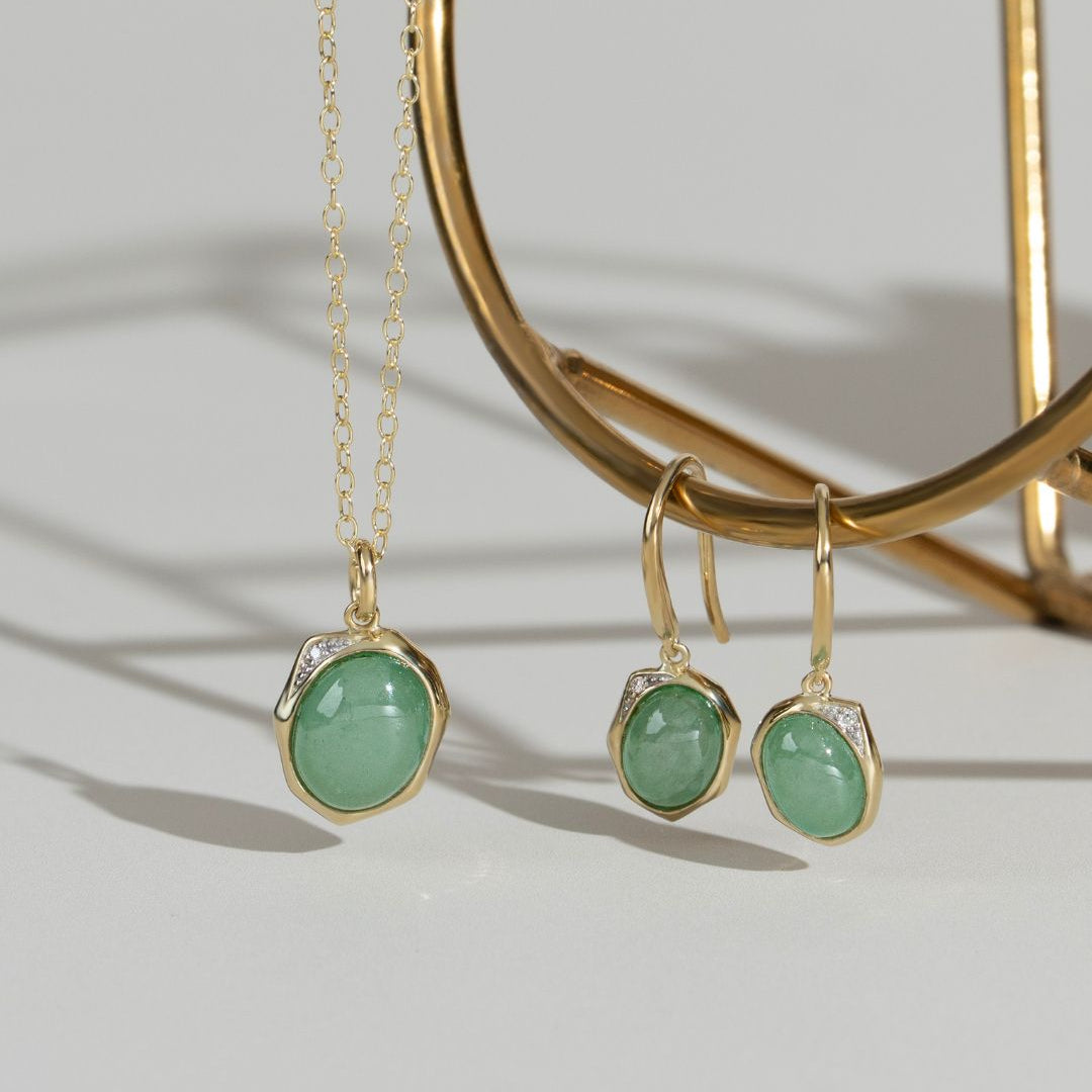 Unregelmäßige B-Edelstein-Jade- und Diamant-Tropfenohrringe aus gelbvergoldetem Silber