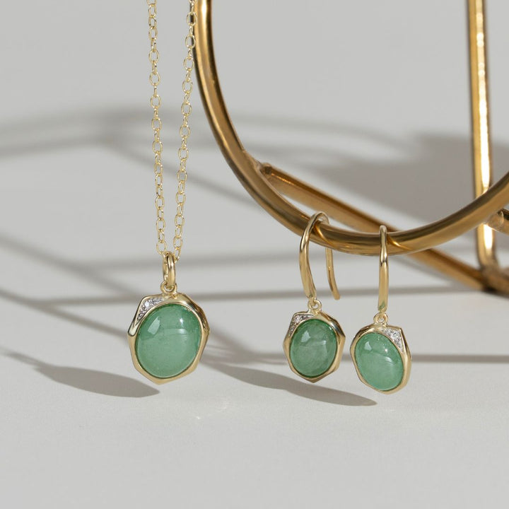 Unregelmäßige B-Edelstein-Jade- und Diamant-Tropfenohrringe aus gelbvergoldetem Silber