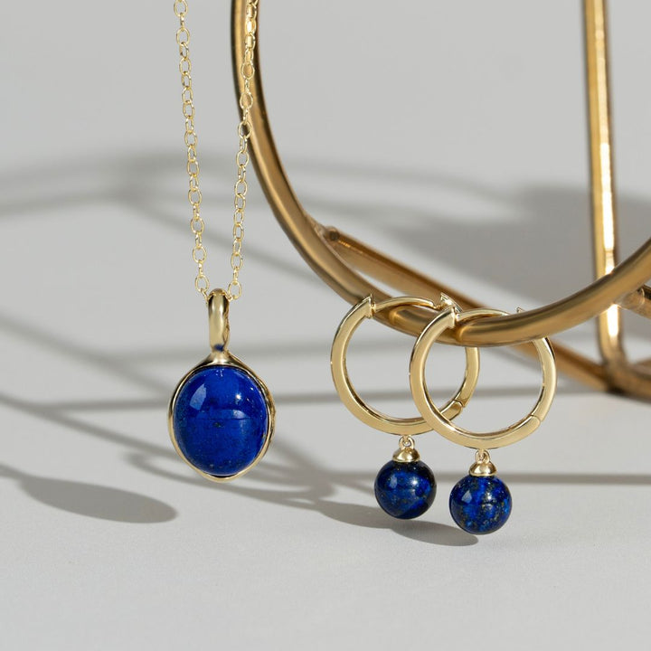 Lapislazuli-Anhänger mit unregelmäßigem B-Edelstein aus vergoldetem Silber