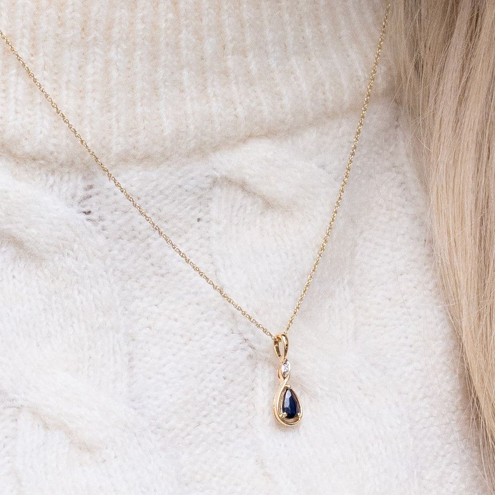 Klassische Halskette mit birnenförmigem Saphir- und Diamantanhänger aus 9 Karat Gelbgold