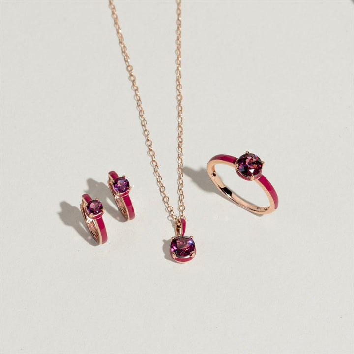 Siberian Waltz Halskette mit rosa Emaille- und rundem Rhodolith-Anhänger aus Roségold-Vermeil
