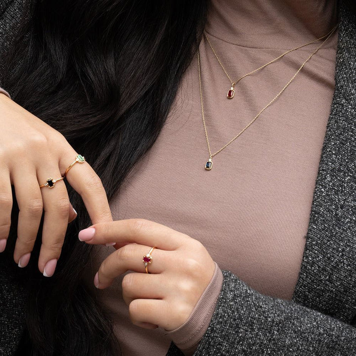 Klassische Halskette mit Rubin-Baguette- und Diamant-Anhänger aus 9 Karat Gelbgold