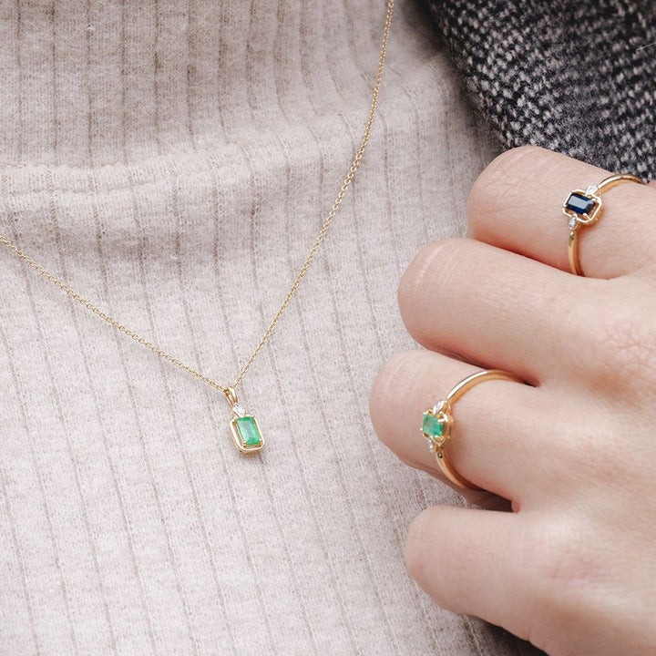 Klassische Halskette mit Smaragd-Baguette- und Diamant-Anhänger aus 9 Karat Gelbgold