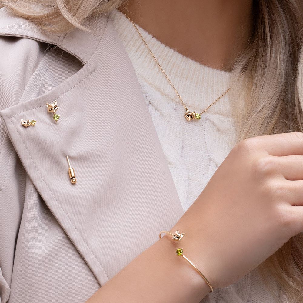 Gardenia Peridot Fox Anstecknadel in 9 Karat Gelbgold