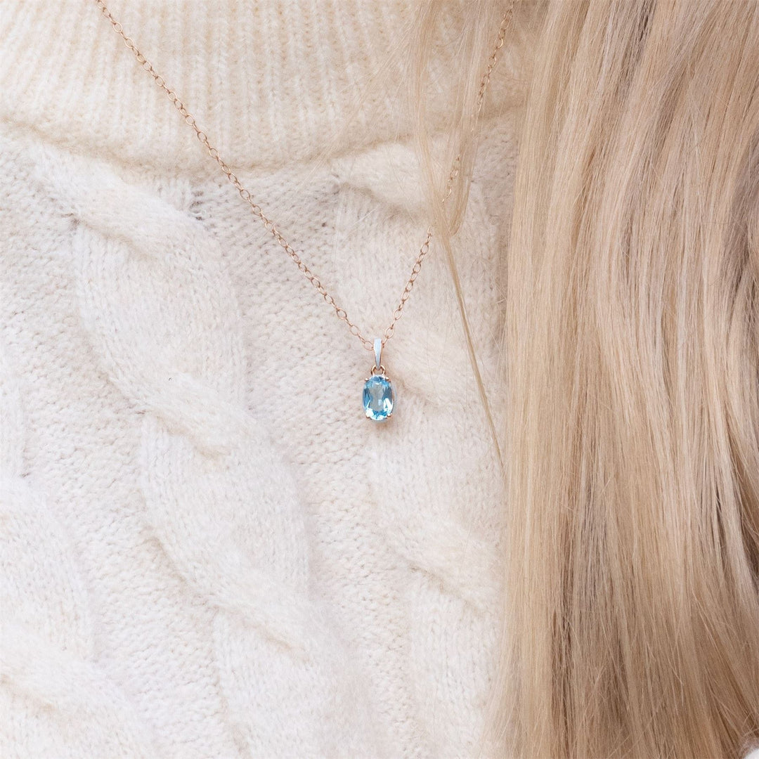 Halskette mit Anhänger „Siberian Waltz“ aus blauem Emaille und ovalem himmelblauem Topas in Roségold-Vermeil